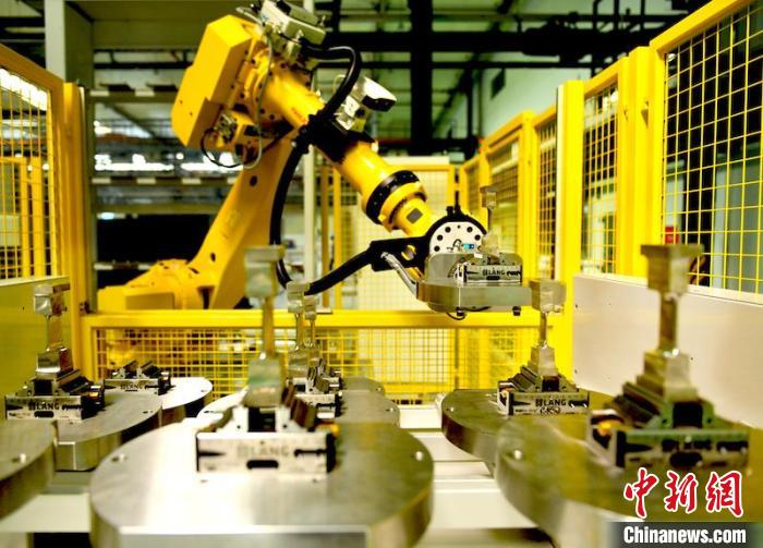 产线机器人放置完工叶片。　刘岗 摄